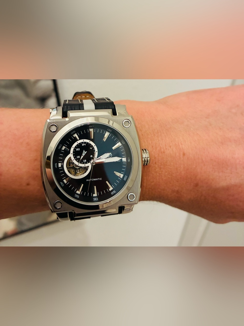 PureDial men’s or women’s beautiful new watch w/black and Silver Leather strap